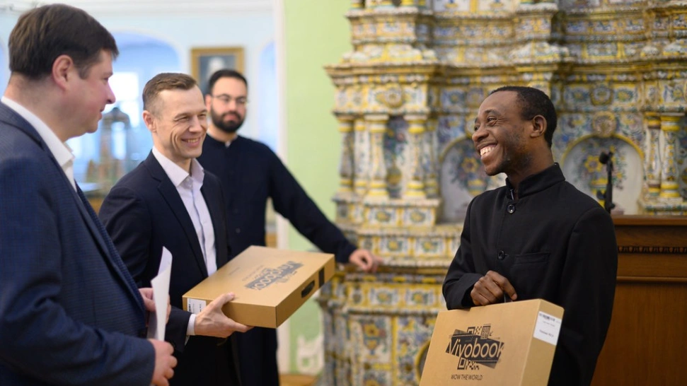 Фонд поддержки христианской культуры и наследия вручил студентам МДА ноутбуки